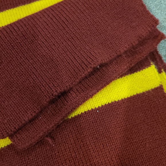 Harry Potter Gryffindor Scarf - Picture 6 of 6